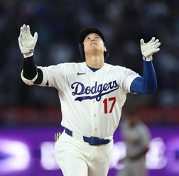 【MLB】「ボールくれよ」大谷翔平、53打席ぶり7号アーチで……心から安堵の表情 “記念球要求”に同僚たち爆笑