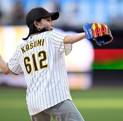 石川佳純さんがパドレス×ドジャース戦で始球式「楽しく忘れられない日」 MLB初観戦を報告、松井裕樹との2ショットも披露