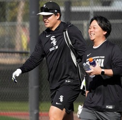 【MLB】シカゴ地元紙、村上宗隆の通訳・八木賢造氏を特集 会社員から劇的キャリアチェンジ……監督も「問題ない」と高評価