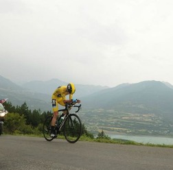 　第100回ツール・ド・フランスは7月17日にアンブラン～ショルジュ間の32kmで第17ステージとして個人タイムトライアルが行われ、首位を走るスカイのクリストファー・フルーム（英国）が優勝。サクソ・ティンコフのアルベルト・コンタドール（スペイン）は9秒届かなかっ