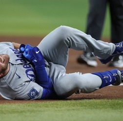 【MLB】相手一塁手と“正面衝突”のマンシーは「呼吸困難の症状、脳震とうの検査も実施」　ドジャース球団公式が発表