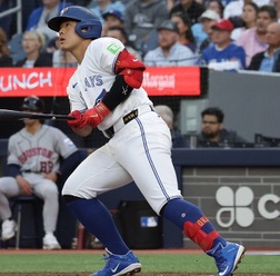 【MLB】岡本和真、三塁手全体トップの17号アーチを米メディア称賛「素晴らしいキャリアのスタート」 “決勝点の口火切る”二塁打でマルチ安打