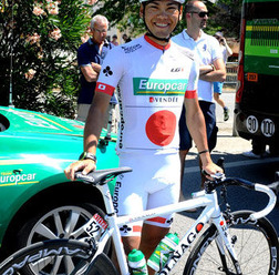 　ツール・ド・フランスに日本人で初めてナショナルチャンピオンジャージを着用して出場した新城幸也（ヨーロッパカー）。レースで同選手が着用した全日本チャンピオンの証であるホワイト基調のオリジナルジャージのレプリカジャージの販売が決定した。
　ツール・ド・