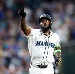 【MLB】“腕組み男”アロザレーナが大失態、初回第1打席にABSチャレンジ全失敗で三振 地元メディアは失望「史上最悪の使い方と断言できる」