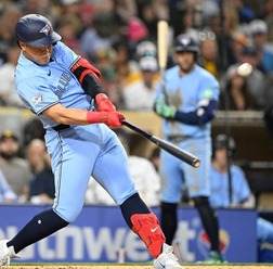 【MLB】「22本塁打&62打点」決勝3ランの岡本和真、高弾道44度“滞空時間6.8秒”のムーンショット 新人史上9人目の快挙も達成