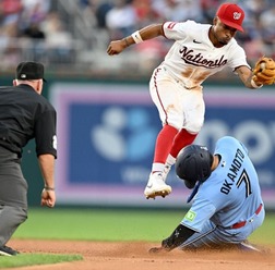【MLB】岡本和真、実況席驚きの“メジャー初盗塁”で貴重な追加点演出「完全に意表を突いた」　ゲレーロJr.らチームメートも大喜び
