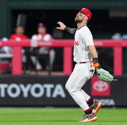 【MLB】ハーパーが4年ぶりの外野手復帰、恒例の“スタンドへ最敬礼”に実況興奮「いつも彼はこうしていた」　安打製造機アラエス加入で内野再編