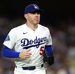 【MLB】ドジャースタジアムに悲鳴、フリーマンがフライを追って階段を踏み外し「カメラマン席へ転落」　場内に緊張走るも……