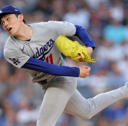 【MLB】佐々木朗希、打者天国で好投も……テオスカーの拙守が招いた「不要な2失点」　“打球判断ミス”に米記者失望「もうパヘスに全部捕らせろ」