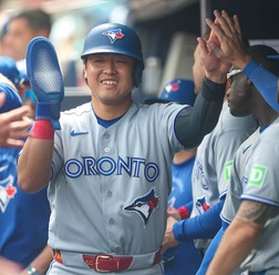 【MLB】岡本和真、ヤ軍スターと見せた二塁打直後の談笑 メジャー1年目から発揮する“愛され力”、敵地でも放つ存在感