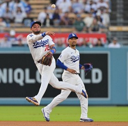 【MLB】山本由伸もビックリ、37歳“守備職人”ロハスが右へ左へ好守連発　現地実況も興奮「なんて素晴らしいプレーだ」