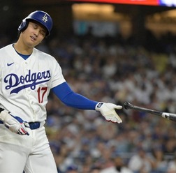 【MLB】大谷翔平、通算7度目の不名誉記録「ゴールデンソンブレロ」 屈辱の1試合4打席連続三振……右腕を気にする様子も