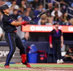 【MLB】「米国1年目から……感心する」ブルージェイズ監督、適時二塁打2本の岡本和真を称賛　公式も「素晴らしい補強だった」と伝える
