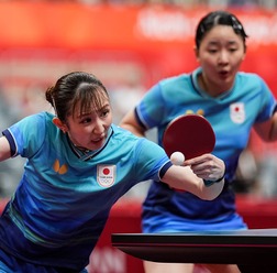 張本美和、早田ひなの“世界1位ペア”が中国撃破でメダル確定　Wエースが好連携で圧巻ストレート＆ベスト4進出【アジア大会2026】