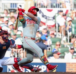 【MLB】「なんてスポーツなんだ」敗退まであと6アウト、シュワーバーとハーパーが連続アーチでフィリーズ勝利 “痛恨の落球”から起死回生の……