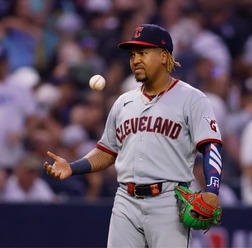 【MLB】「芝生の境目で跳ねた」ラミレス痛恨のトンネルでガーディアンズ敗戦、レイズと1勝1敗に ア・リーグ優勝決定シリーズ