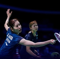 初の国際大会に臨んだ志田千陽・平本梨々菜組、わずか32分で初戦突破……渡辺勇大・田口真彩組は不戦勝でラウンド16へ【バドミントン】