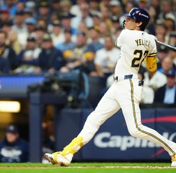【MLB】ワールドシリーズ第1戦はブルワーズが辛勝、主将イエリッチの先制適時打が決勝点に ミジオロウスキーが5回1失点の快投
