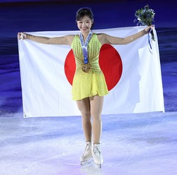 「ナカイは特別」中井亜美が乗り越えた“五輪メダリスト”の重圧　逆転連覇の18歳に海外メディアから喝采「完璧に魅了」【フィギュア】