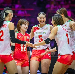 バレー女子、日本人対決の“試合後の交流”に反響続々「何という贅沢な一枚!!」　ミラノ男子・大塚達宣も登場で「素敵な5ショット」【セリエA女子】