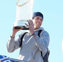【MLB】ブルワーズが世界一の報告で地元ミルウォーキーに凱旋　優勝トロフィー携え、NFLパッカーズ本拠地を訪問
