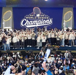 【MLB】ブルワーズの優勝パレードに75万人超、主将イエリッチが感激「永遠に祝おう」　地元ミルウォーキーで球団初の世界一を祝福