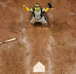 【MLB】ブルワーズ世界一の瞬間、正捕手コントレラスを上空から捉えた「奇跡の1枚」　AIでもドローンでもなく……熟練カメラマンたちの巧みな連携