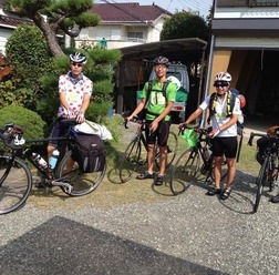 　獨協大フランス語学科の学生4人が10月26日にさいたま市で開催される自転車イベント「さいたまクリテリウムbyツール・ド・フランス」の大会PRをするために、夏休み期間中の1カ月をかけて東日本を縦断する自転車旅行を行っている。