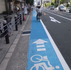 　大阪市では、歩行者と自転車の事故が急増していることに対応するため本町通の御堂筋、堺筋間約500mに市内初の「自転車レーン」を設置する。これにともない、9月20日に一般的に認知されていない自転車レーンの通行ルールや秋の交通安全運動の周知を目的に大阪府東警察