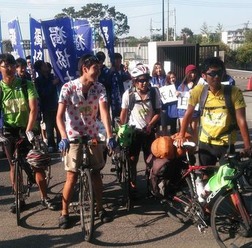 　獨協大フランス語学科の学生4人が地元で開催される「さいたまクリテリウムbyツール・ド・フランス」をPRする目的で東日本を一周した自転車旅行が9月20日にフィナーレを迎え、同大キャンパスに到着した。33日間、2,800kmにおよぶ道程にはさまざまな出会いがあり、かけ
