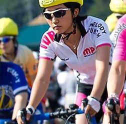 　女子自転車チームのレディーゴージャパンに10月15日付けで若松陽子がサテライト選手として加入することとなった。陸上競技・水泳をこなしていた過去のスポーツ競技活動歴の考査などを経て同チームに合格。