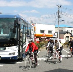 　国際興業グループが運行する「サイクリングバスツアー」は景色のよい場所だけサイクリングを楽しむことで人気だが、この冬は比較的温暖な房総半島南部を訪れる。コースは道の駅「鴨川オーシャンパーク」をスタートする海沿いの58.8km。傾斜が緩いため初心者でも参加で