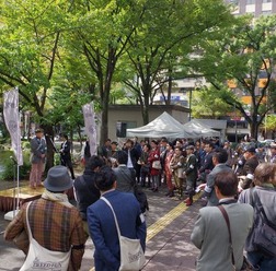 　ツイードを身にまとい自転車で愛知県名古屋市内を駆け抜けるというイベント、ツイード・ラン名古屋2013が10月26日に名古屋テレビ塔をスタート地点として初開催された。