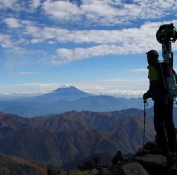 撮影の様子（農鳥岳山頂から富士山を望む）