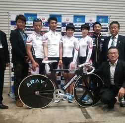 　2016年のリオデジャネイロオリンピックを見すえて、日本自転車競技連盟が新しいナショナルジャージを制作。千葉市の幕張メッセで開催されている自転車見本市のサイクルモードインターナショナルで11月4日に発表した。