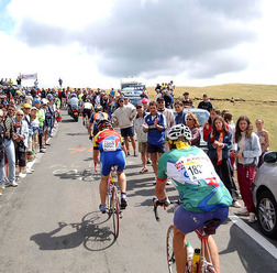 　ツール・ド・フランスの1区間を走る「エタップ・デュ・ツール」という人気レースがあり、著名人やプロ選手を含む実力派サイクリストが参加している。22回目の開催となる2014年の舞台はピレネーの超人気ルート。2008年には今回とまったく同じコースでエタップ・デュ・