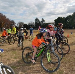 　ジュニア層の自転車操縦技術向上を図っている東京都自転車競技連盟普及委員会が、12月8日に東京・小平のブリヂストン東京工場内の運動広場で子供向けシクロクロス教室を行なった。