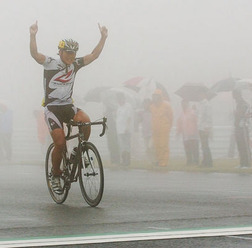 　第12回ジュニア全日本選手権ロードレースは6月23日、大分県日田市のオートポリスで開催され、嶌田義明（18＝ブリヂストン・アンカー）が優勝した。嶌田は2年連続の優勝。