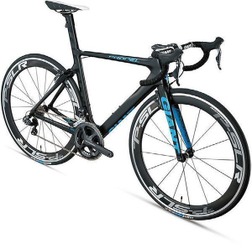 ジャイアントジャパンは2月1日、25周年記念限定モデルのプロペルアドバンスドSLを発表した。最高峰のレースと風洞実験室から生み出された世界最速のエアロロードバイク、プロペルアドバンスドSL。高剛性で軽量なフレームと、独自設計のホイール、ブレーキ、ハンドルバー