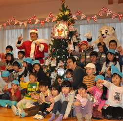 クリスマスに「おかわりサンタ」…埼玉西武ライオンズの中村剛也選手が子どもたちと交流