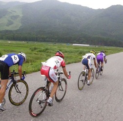 　全日本学生ロードレースシリーズ第4戦が月7日・8日（日）の二日間にわたり長野県北安曇野郡白馬村飯森の特設コース（1周1.6km）の一般道路を完全規制して行われた。