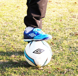 アンブロ、母親目線の意見も取り入れた子供用のサッカートレーニングシューズを発売開始