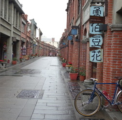 三峡の古い街並には、クラシックな自転車が似合う
