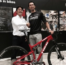 日本におけるMTBシーンが少しでも盛り上がるようにサポートしていきたいとトレック・ジャパンの田村芳隆社長（左）