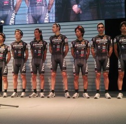 片山右京（50）が監督を務める自転車プロロードチーム「チーム右京」が2月22日に東京都内でチームプレゼンテーションを行った。狩野智也（40）がキャプテン。土井雪広（30）が2年ぶりの全日本選手権優勝を目標とする。スペインのエウスカルテルからリカルド・ガルシア（