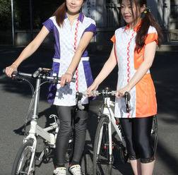 自転車界の元女王ジャニー・ロンゴ（フランス）のミドルネームを冠したブランド「シプレリ」とエキップアサダのコラボレーションによる女性向けサイクリングウエア「EQAバイクチュニック　ロゼ・ソワサントセット」が発売される。