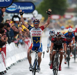 時おり滝のような雨がたたきつける第５ステージはフランスチャンピオンのトマス・ボクレール（25）＝ブリオシュラブランジェール＝がマイヨジョーヌを奪い取った。