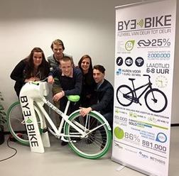 オランダ/アムステルダムの学生チームが発表したEバイクのプロトタイプは、スマートフォンを鍵とし、ワイヤレス充電に対応するなど、電気自動車に用いられている技術を自転車にも応用する格好で開発が進められている。
