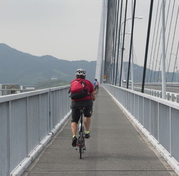 本州と四国を結ぶ瀬戸内しまなみ海道は、国内はもとより海外からも観光客が訪れるサイクリングの聖地です。