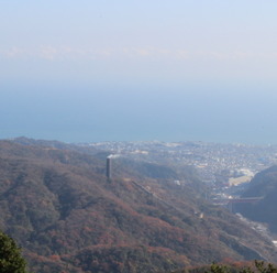 神峰山の頂上からの景色。日立の海や町とともに、日立の大煙突の姿が見える。